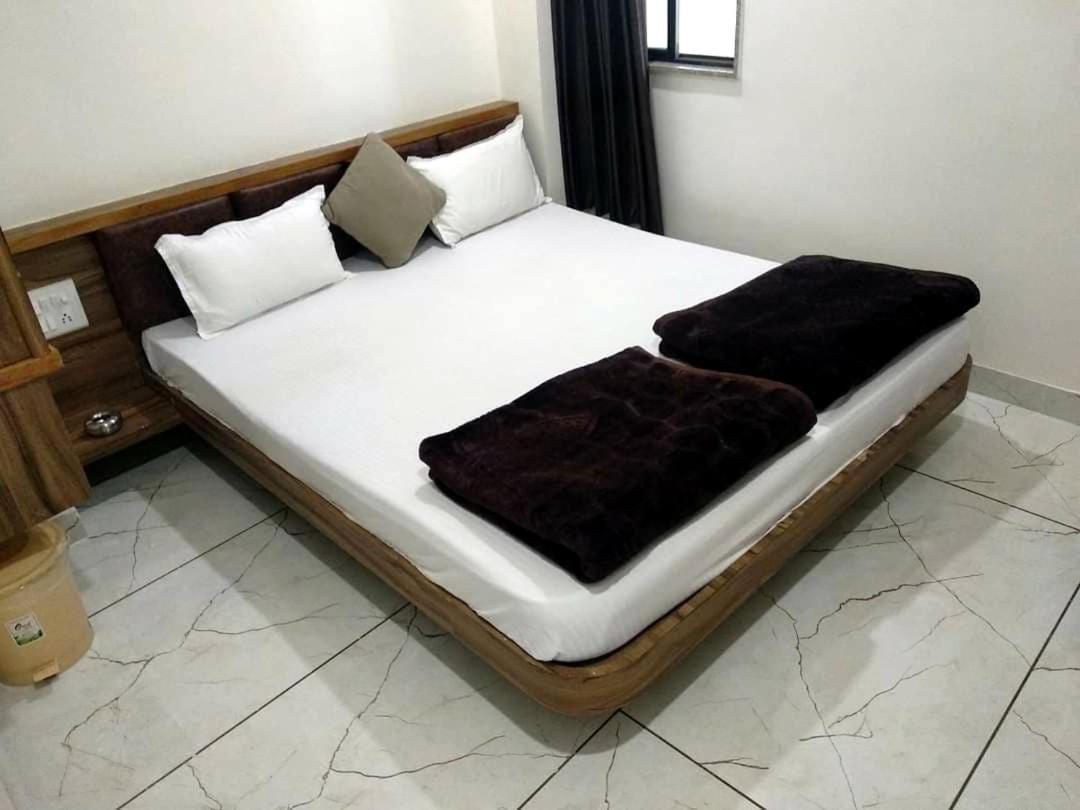 Hotel Milan Ahmedabad Exterior photo